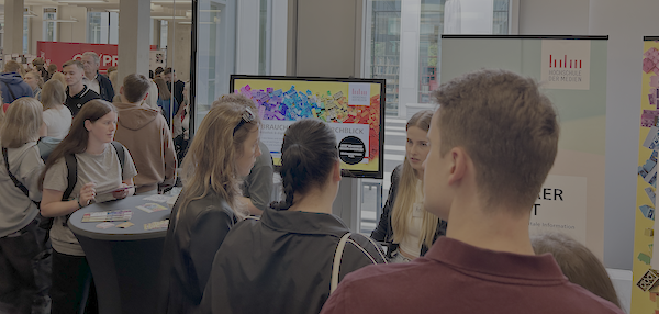 Zoom Bild öffnen Viel Andrang am Messestand des Studiengangs
