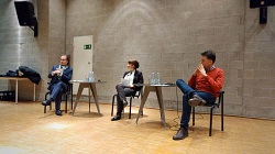 Es diskutierten (v.l.n.r.): Prof. Dr. Gary S. Schaal, Helmut-Schmidt-Universität der Bundeswehr Hamburg; Katharina Thoms, SWR, Moderatorin; Prof. Dr. Oliver Zöllner, HdM Stuttgart (Foto: Rebecca Beiter, Landeszentrale für politische Bildung Baden-Württemberg) Es diskutierten (v.l.n.r.): Prof. Dr. Gary S. Schaal, Helmut-Schmidt-Universität der Bundeswehr Hamburg; Katharina Thoms, SWR, Moderatorin; Prof. Dr. Oliver Zöllner, HdM Stuttgart (Foto: Rebecca Beiter, Landeszentrale für politische Bildung Baden-Württemberg)